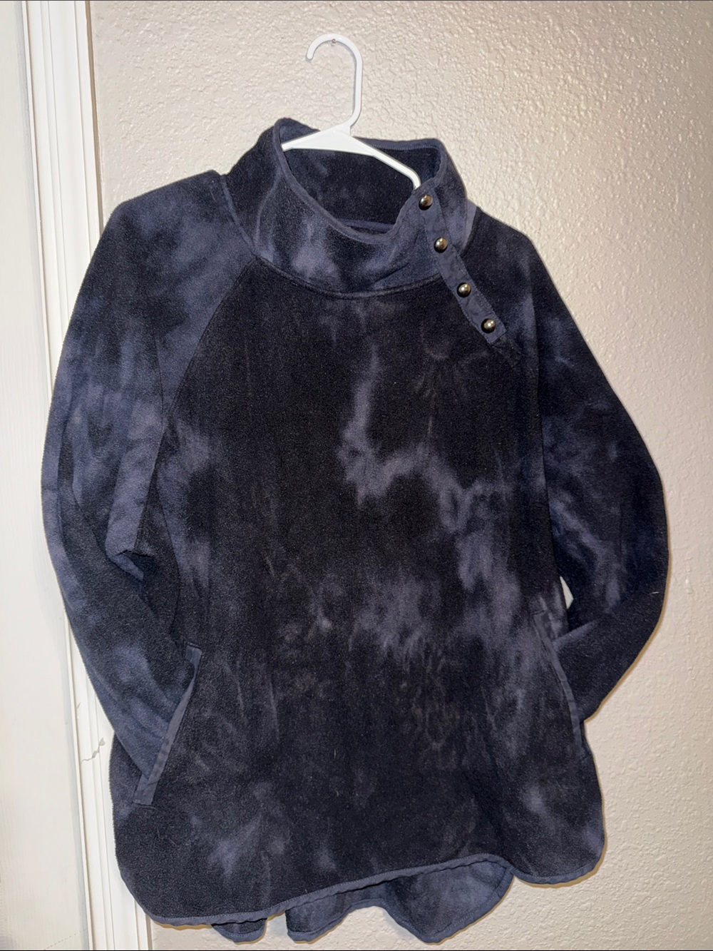 GreenTea Navy Tie-Dye Funnel Neck Pullover with Snap Buttons